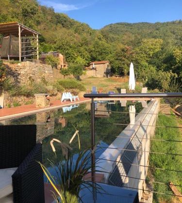 Metato con piscina e giardino