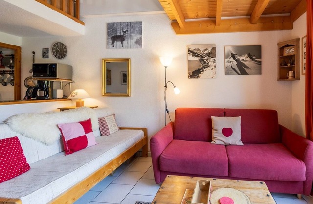 Mezzanine studio for 6 with south balcony, pool, near chairlift