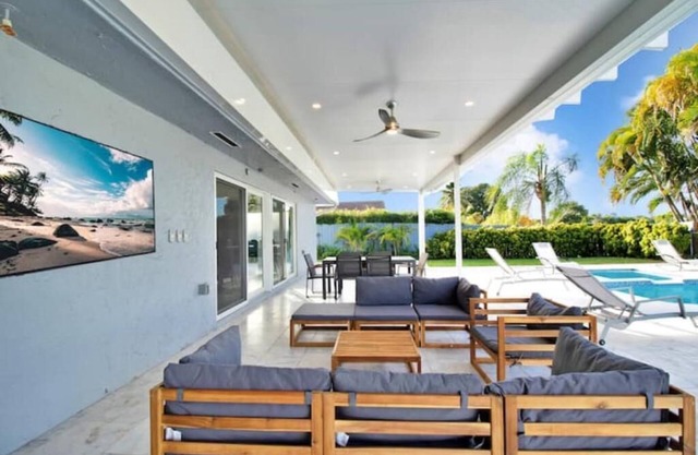 MIA Golf course home large saltwater pool/spa&yard
