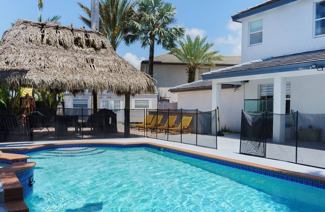 Miami 5BR Pool Home ● BBQ ● Pool ● Coffee Bar ● Kid-Friendly ● Whirlpool Tub