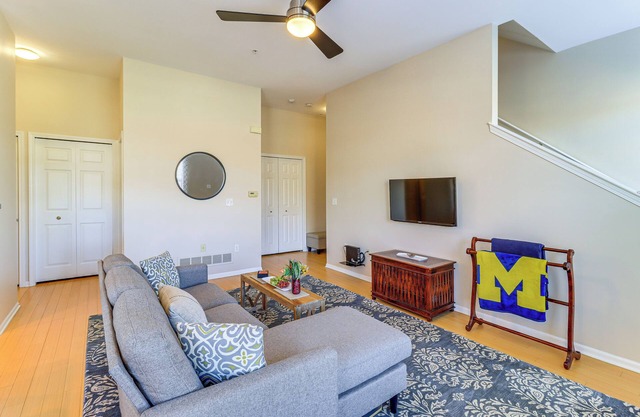 Michigan Townhome w/Smart TV: 25 Mi to Detroit!