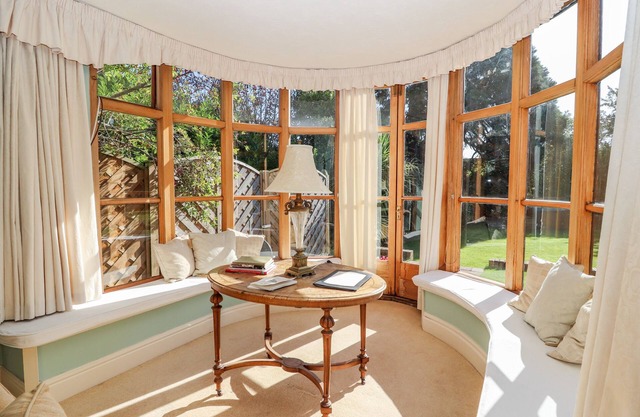 MICKLE TRAFFORD MANOR, pet friendly, with hot tub in Chester