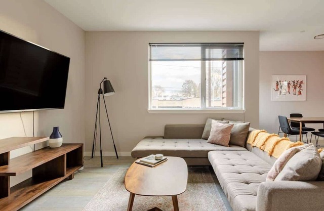 Mid-Century Apartment on Hawthorne - Thrift & Eat
