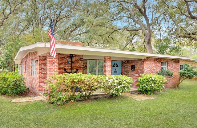 Mid-Century Charm Pools & Porch Jekyll Island Rental