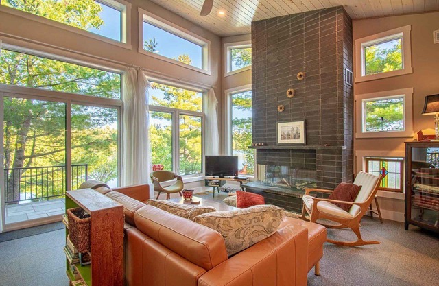 Mid-Century Enchantment- 3 bedrooms, 2 bathrooms, and 1 half bath in Parry Sound, ON