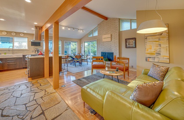 ⭐ Mid-Century Gem Nr Hiking, Beach, Airport, City