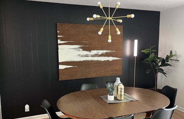 Mid Century Mid Town, a unique stay with modern amenities Pet-Friendly!