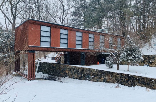 Mid Century Modern Getaway with outdoor Hot Tub