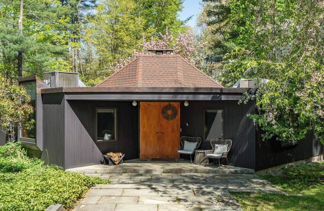 Mid-Century Seclusion: An Architectural Marvel w/Hot Tub