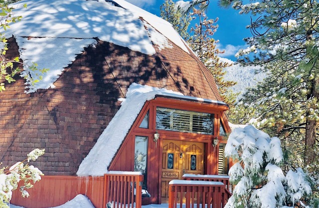 Mid-Century Modern Geodesic Dome cabin, walk to town. Amazing Views
