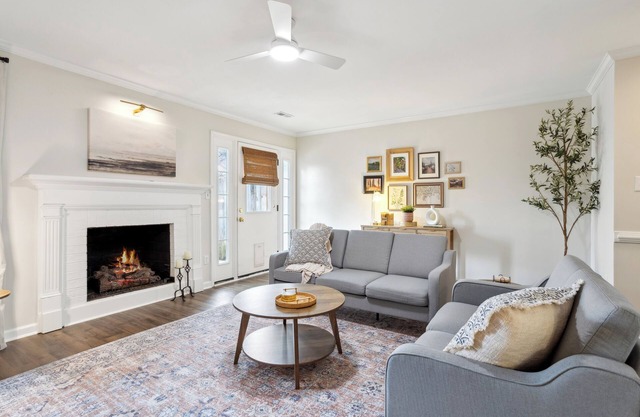 Mid-Term Rental; Charming 2-bedroom townhome in tranquil Newport News