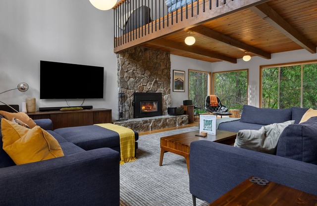 Midcentury Modern Nestled in Mt Hood Wilderness, River Access w/Views.