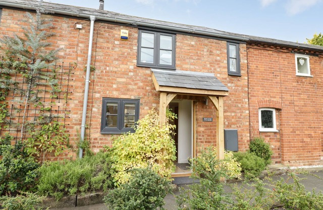 MIDDLE COTTAGE, pet friendly, with a garden in Priors Marston