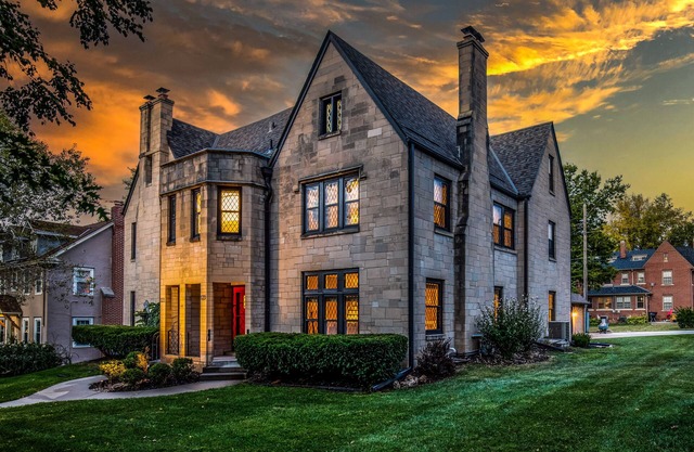 Midtown Dundee Castle across the street from Warren Buffett!
