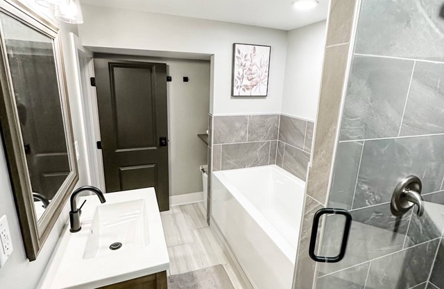 Midtown Oasis - Walkable to Blackstone - Within 5 Minutes of Downtown -Sleeps 12
