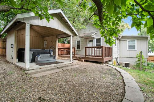 Midtown Spot Lovely Fenced Backyard & Hot Tub