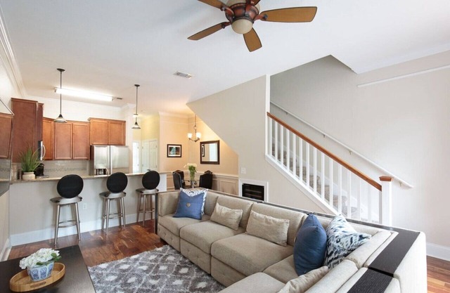 Midtown Townhouse Close to Downtown Pets Welcome