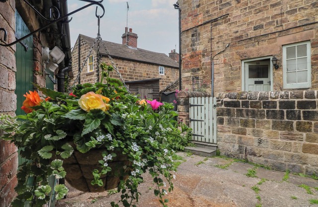 MILFORD COTTAGE, pet friendly, luxury holiday cottage in Duffield