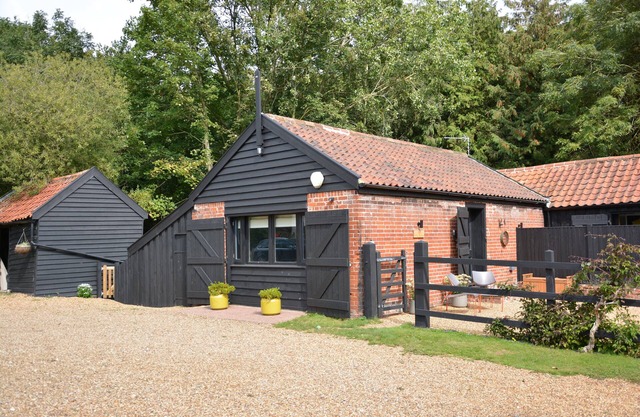 MILK PARLOUR, pet friendly, with a garden in Halesworth