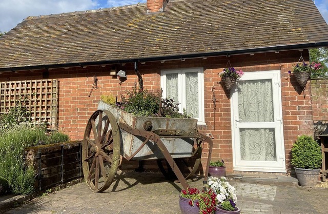 MILL BANK COTTAGE, romantic, character holiday cottage in Pattingham
