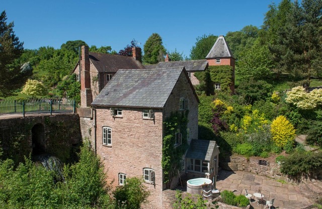 MILL COTTAGE, pet friendly, luxury holiday cottage in Hanley William