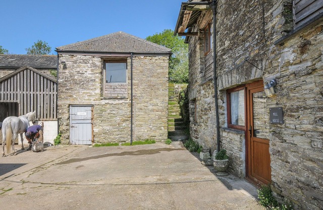 MILL HOUSE, pet friendly, character holiday cottage in Pelynt