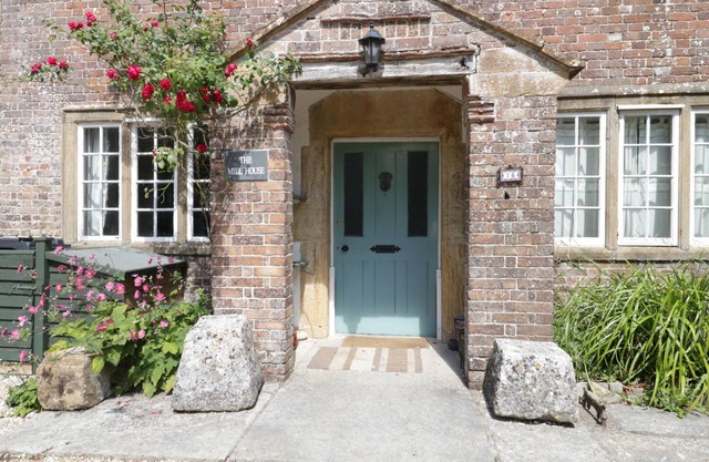 MILL HOUSE, pet friendly, character holiday cottage in Maiden Newton