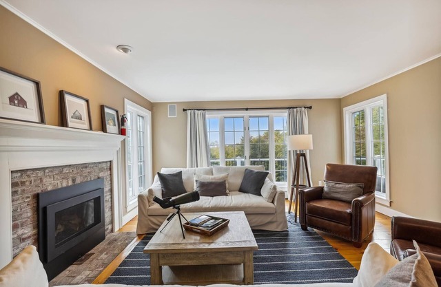 Mill Lane: 5 br, fireplace, a/c, game room, hot tub, views!