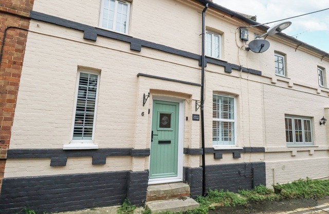 MILLER'S COTTAGE, pet friendly, with open fire in Puddletown