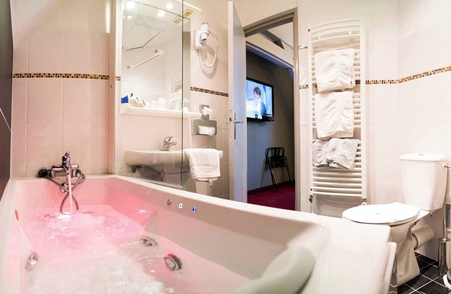 Millesime Room with Bathtub - 1