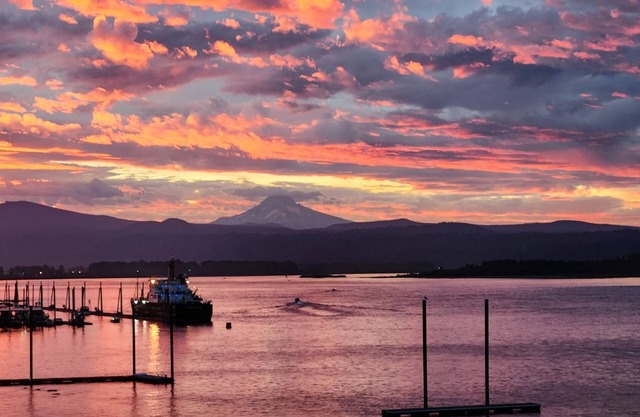 Million dollar view- Columbia River and Mt Hood, Private entrance
