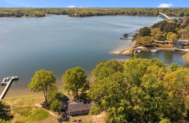 Million Dollar View, river house w/private dock & beach area