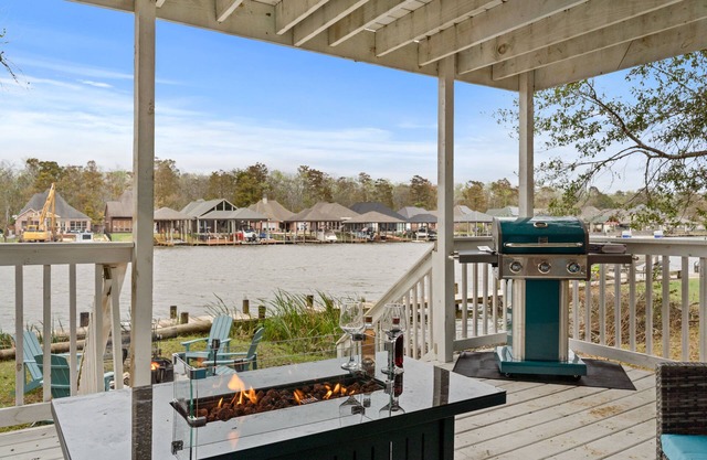 MILLON DOLLAR VIEWS/HOT TUB/LAKEFRONT