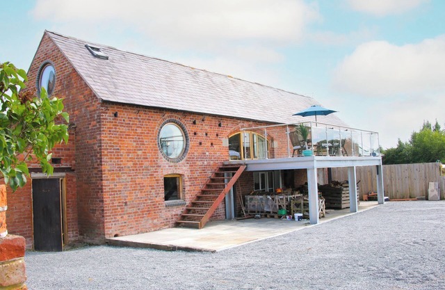 MILLSTONE COTTAGES - BREIDDEN VIEW, with hot tub in Westbury
