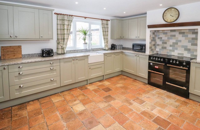 MILTON GREEN FARM, pet friendly, luxury holiday cottage in Tattenhall