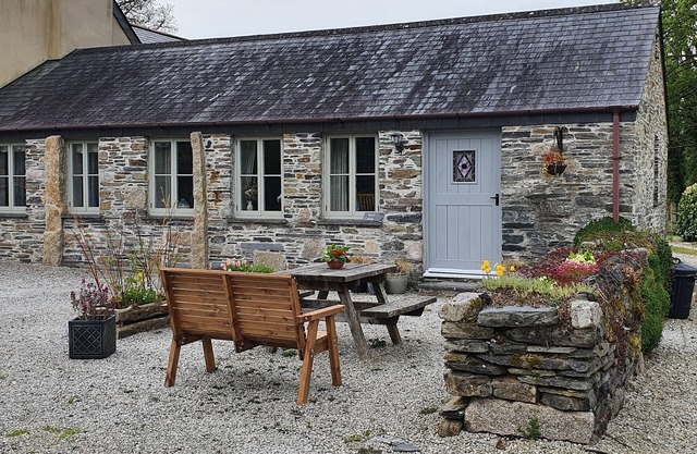 MIMI'S COTTAGE, character holiday cottage, with open fire in St Neot