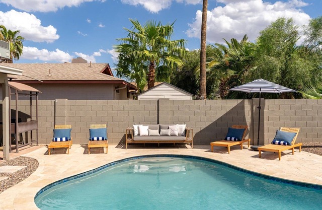 Min from Sports Stadiums | Pool & Hot Tub
