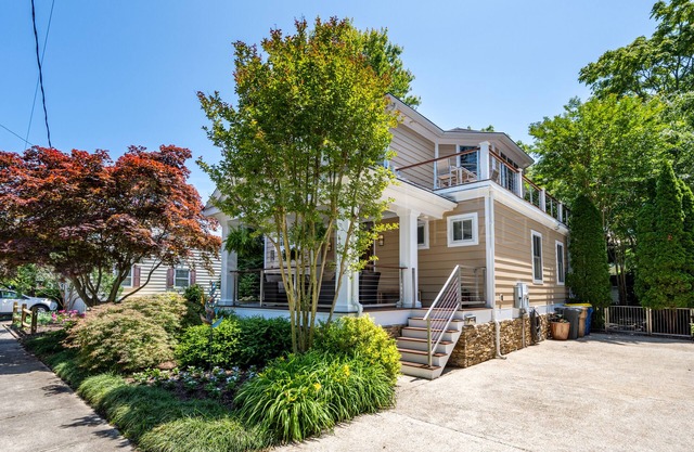 MIN-WEEKS! STUNNING HOME W/HOT TUB-WALK TO THE BEACH! 200 New Castle St, Reho