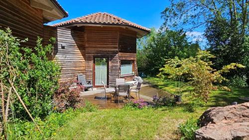 Mini casa con jardín