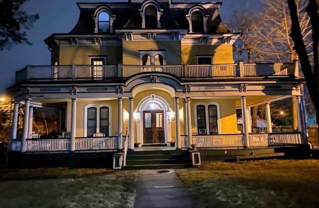 Mini Mansion rental suite, close to public transportation, train/buses