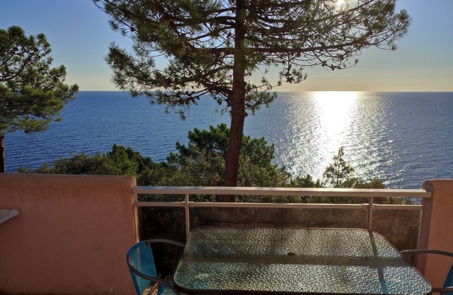 Mini villa with large terrace, superb sea view, quiet and relaxing, sandy beach