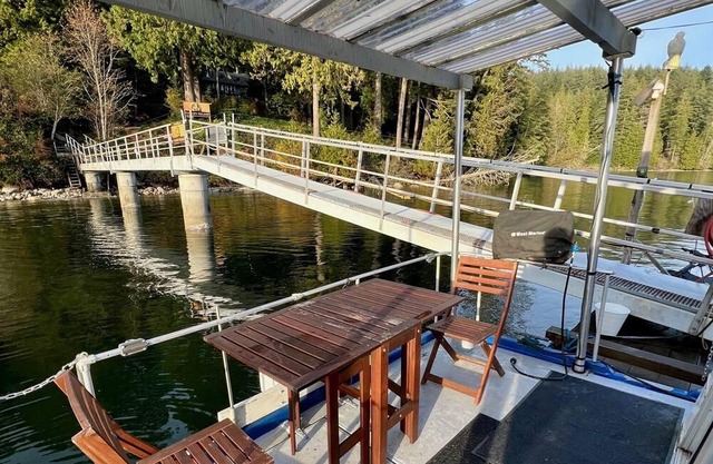 Mini-yacht w. rooftop fire lounge