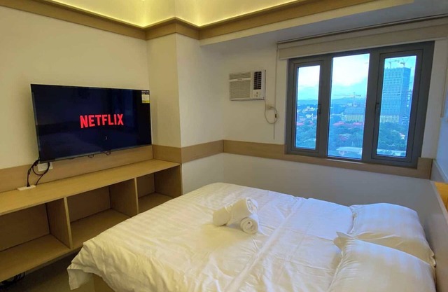 Minimalist 1 Bedroom Unit Condo Near SM North, Trinoma, and Solaire North