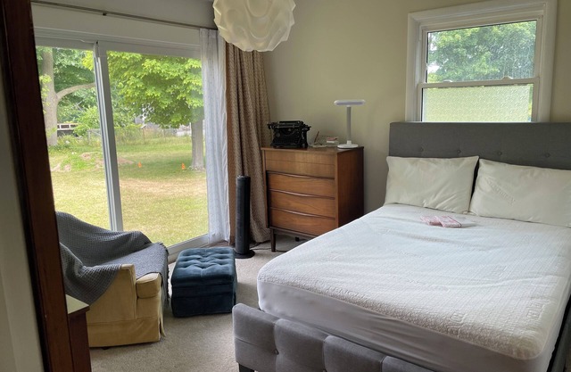 Minimalist comfort + beach pass + breakfast #Sandbanks #PEC