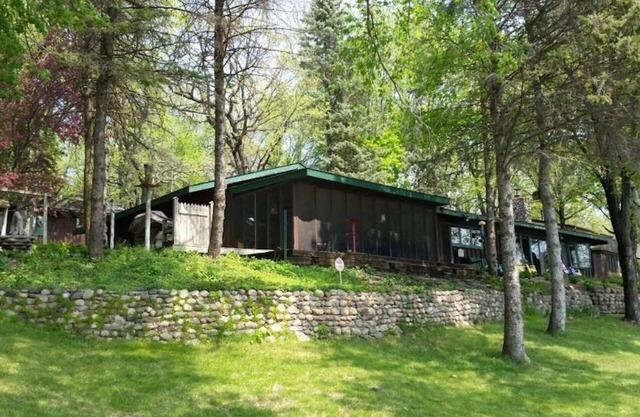 Minn Haven, lakeside retreat cabin, an hour or so from Cities. Relax. breathe.