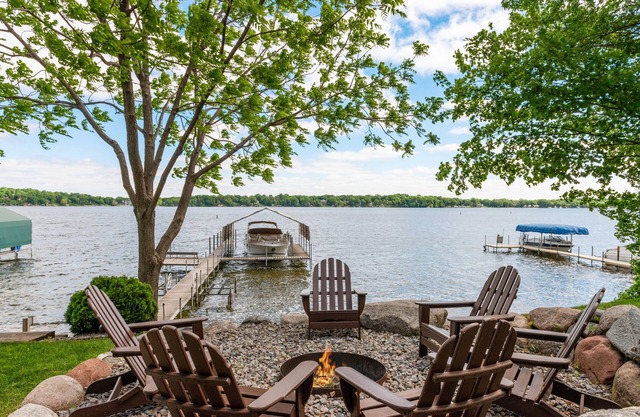 MINNeSTAY* Lakefront Luxury