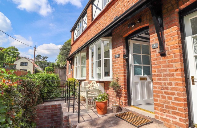 MINNOW COTTAGE, pet friendly, with open fire in Malpas