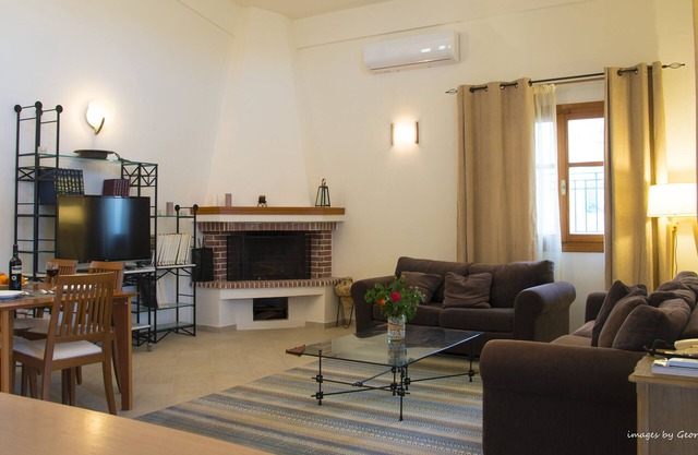 'Minos' Maisonette House overlooking the Minoan Palace of Knossos !