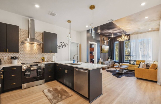 Minutes from Broadway and Downtown Nashville