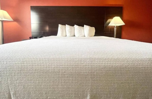 Minutes from Cuero Municipal Golf Course! Unit w/ Kitchenette, FREE Parking!